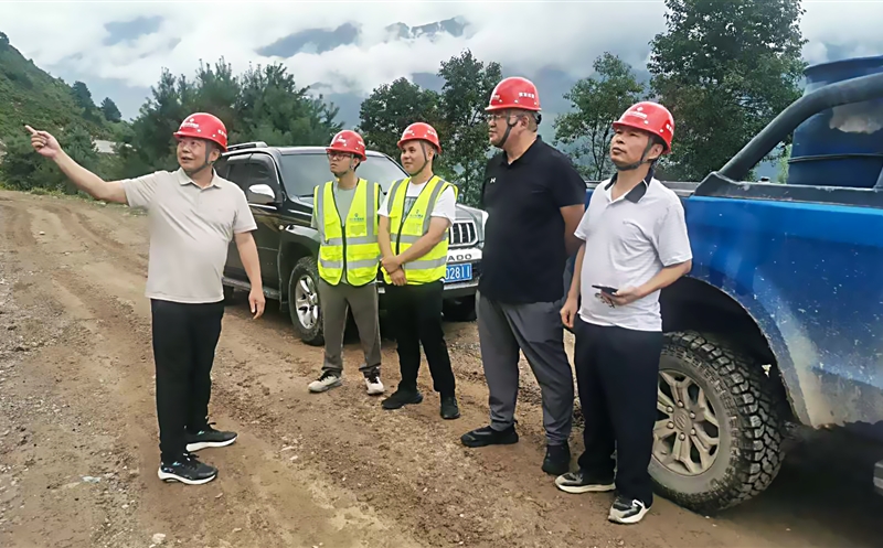 攀西公司领导检查布拖县农村道路建设