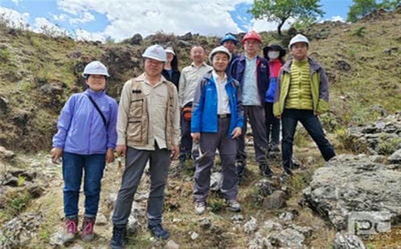探索科技创新，，，，，，助推攀西稀土成矿带新一轮找矿突破 ——王登红赴大陆槽稀土矿外围找矿一线指导工作