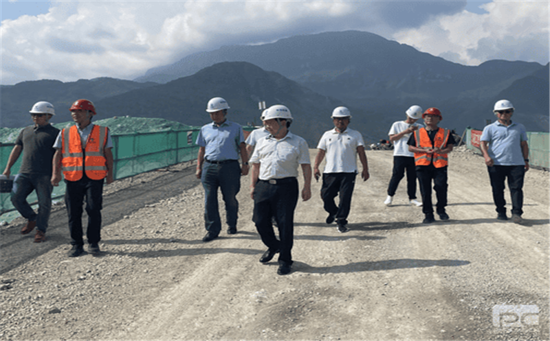省自然菲彩国际投资集团党委委员、副总经理杨金川到核西南建设集团雷波三峡中学建设项目开展防灾减灾安全检查