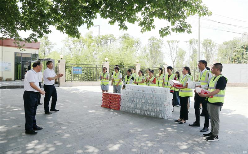 集团领导到测绘公司宣贯省委十二届五次全会精神，，，，，，开展夏送清凉活动